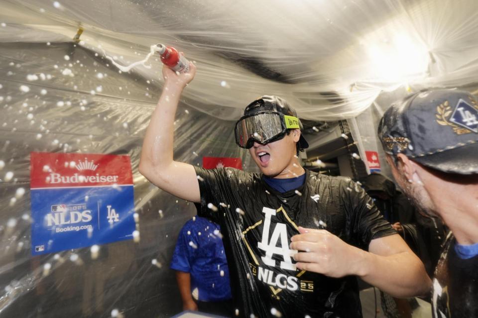 　フィリーズを破ってリーグ優勝決定シリーズ進出を決め、祝勝会で盛り上がるドジャース・大谷（ＡＰ＝共同）