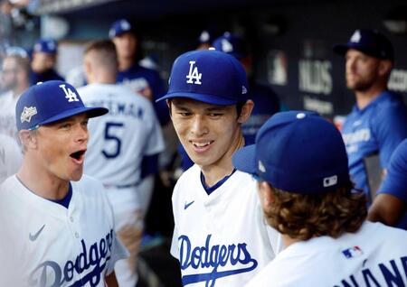 　１０回を投げ終え、ベンチで笑顔を見せる佐々木（共同）