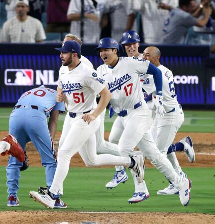 　フィリーズを破って２年連続のリーグ優勝決定シリーズ進出を決め、歓喜の輪に駆け寄るドジャースの大谷（１７）ら＝共同
