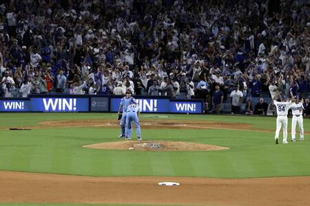 　１１回、ゴロを捕り損ね、本塁へ悪送球して三走にサヨナラの生還を許し、肩を落とすカーカリング。捕手リアルミュート（共同）