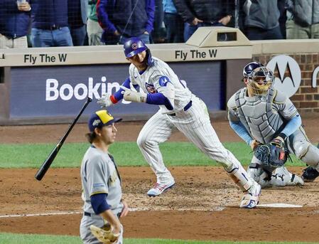 　７回、三塁内野安打を放つカブス・鈴木（共同）