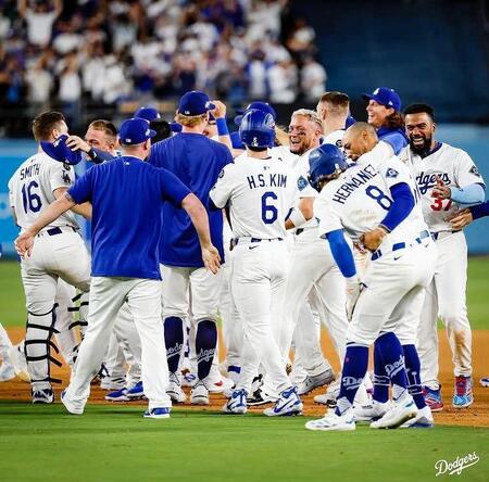 　地区シリーズ突破を決め、歓喜の輪のドジャース＝９日、ドジャースタジアム（ロサンゼルス・ドジャース提供）