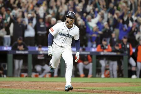 　１５回、サヨナラ打を放ち喜ぶポランコ（ゲッティ＝共同）