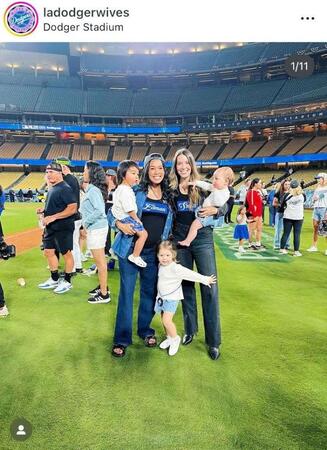 エドマンの妻クリステンさん（左）とスミスの妻カーラさん。子供たちも超仲良し！ドジャース奥さま会のインスタグラム＠ｌａｄｏｄｇｅｒｗｉｖｅｓより