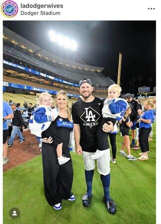 マンシー一家。ドジャース奥さま会のインスタグラム＠ｌａｄｏｄｇｅｒｗｉｖｅｓ（１０月１１日付）より