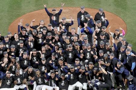 　タイガースを破ってリーグ優勝決定シリーズ進出を決め、記念写真に納まるマリナーズの選手ら（ゲッティ＝共同）