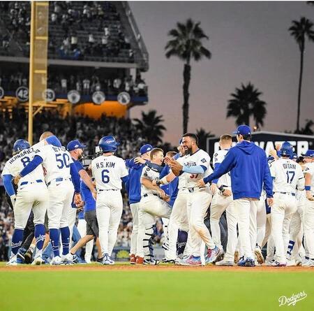 　リーグ優勝決定シリーズ進出を決め、歓喜に沸くドジャース＝９日（日本時間１０日）（ロサンゼルス・ドジャース提供）