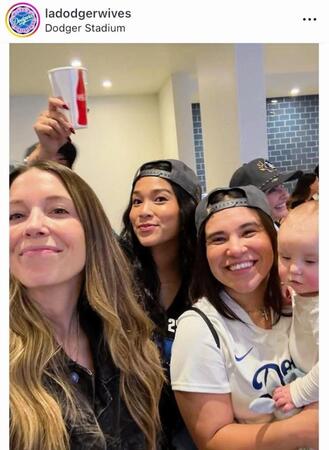 祝勝会で盛り上がるエドマンの妻クリステンさん（中央）とスミスの妻カーラさん（左）。ドジャース奥さま会のインスタグラム＠ｌａｄｏｄｇｅｒｗｉｖｅｓより