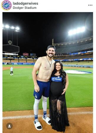 ベシア夫婦。ドジャース奥さま会のインスタグラム＠ｌａｄｏｄｇｅｒｗｉｖｅｓ（１０月１１日付）より