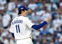 　　１０回、ストットを三振に仕留め、声を上げるドジャース・佐々木（共同）