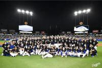 　地区シリーズ突破し集合写真を撮るドジャースナイン（ロサンゼルス・ドジャース提供）