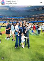 エドマンの妻クリステンさん（左）とスミスの妻カーラさん。子供たちも超仲良し！ドジャース奥さま会のインスタグラム＠ｌａｄｏｄｇｅｒｗｉｖｅｓより