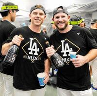 　祝勝会で。スミス（左）とマンシー、左後方は大谷翔平（ロサンゼルス・ドジャース提供）