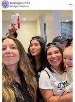 祝勝会で盛り上がるエドマンの妻クリステンさん（中央）とスミスの妻カーラさん（左）。ドジャース奥さま会のインスタグラム＠ｌａｄｏｄｇｅｒｗｉｖｅｓより