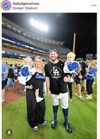 マンシー一家。ドジャース奥さま会のインスタグラム＠ｌａｄｏｄｇｅｒｗｉｖｅｓ（１０月１１日付）より