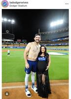 ベシア夫婦。ドジャース奥さま会のインスタグラム＠ｌａｄｏｄｇｅｒｗｉｖｅｓ（１０月１１日付）より