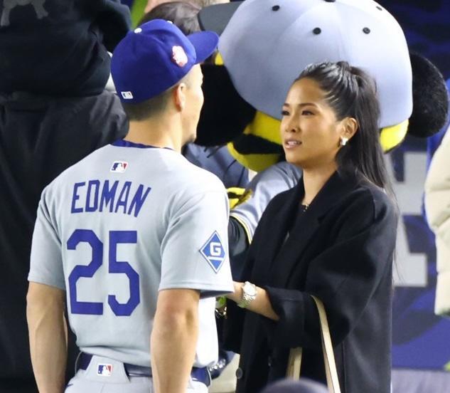 ドジャース エドマンのほっぺぷくぷく激カワ長男が勝利後のグラウンド