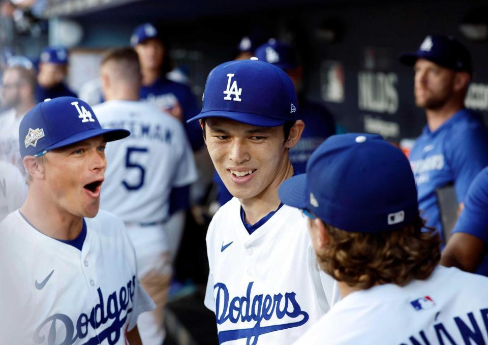 　１０回を投げ終え、ベンチで笑顔を見せる佐々木（共同）