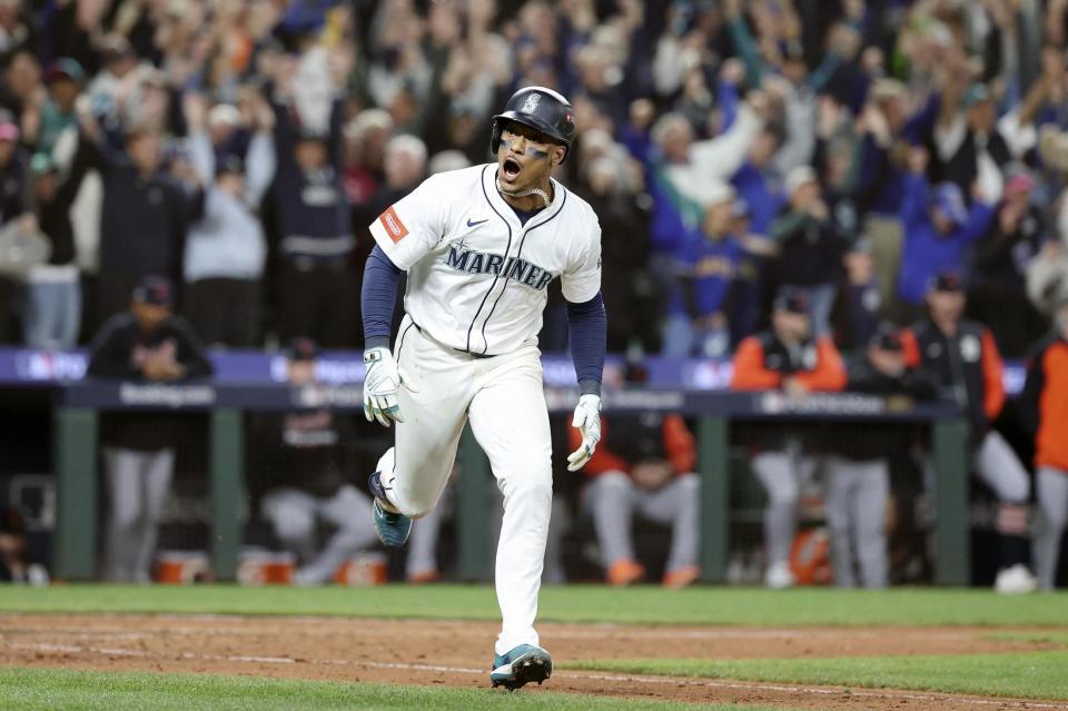 　１５回、サヨナラ打を放ち喜ぶポランコ（ゲッティ＝共同）