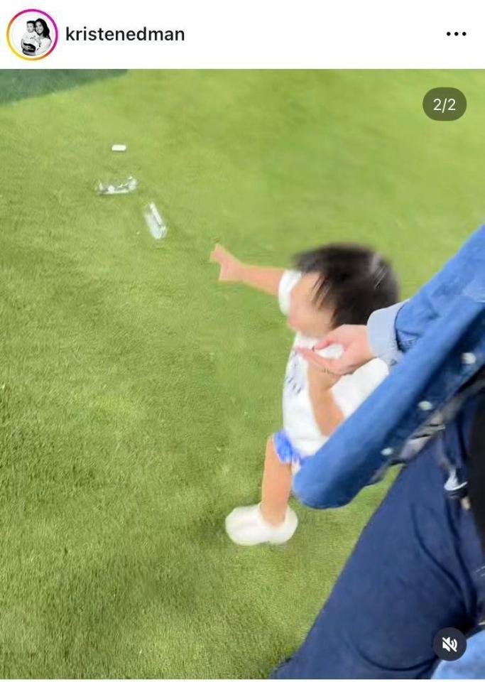 踊るイーライ君。エドマンの妻クリステンさんのインスタグラム＠ｋｒｉｓｔｅｎｅｄｍａｎ（１０月１０日付）より