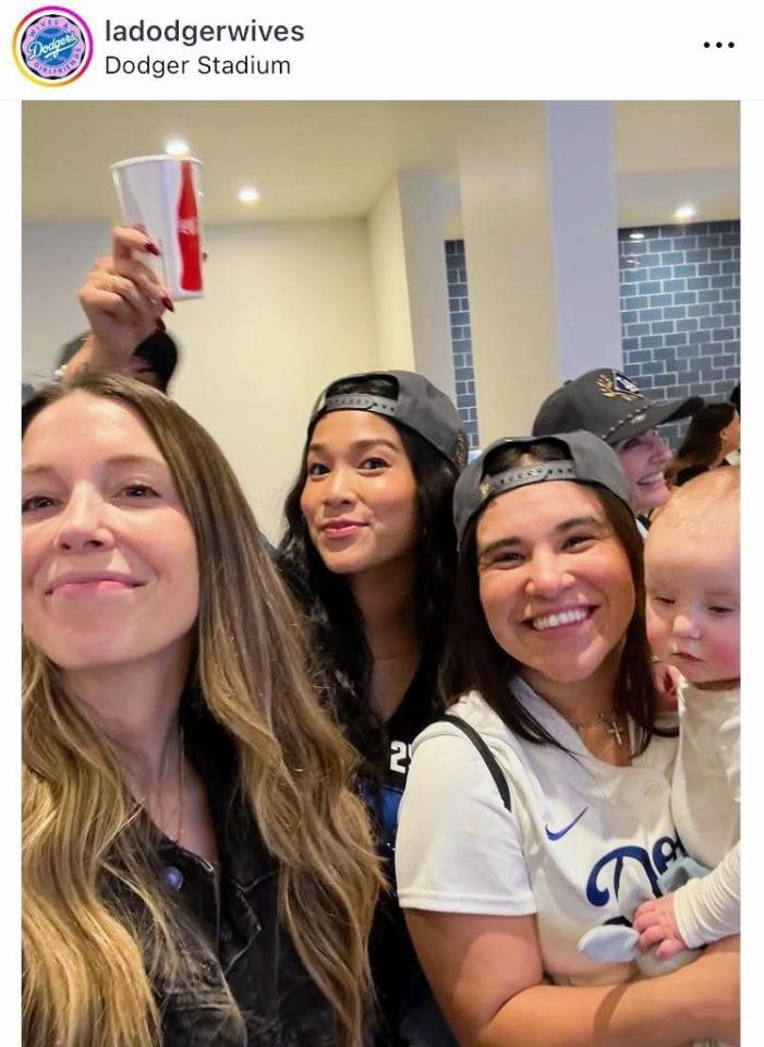 祝勝会で盛り上がるエドマンの妻クリステンさん（中央）とスミスの妻カーラさん（左）。ドジャース奥さま会のインスタグラム＠ｌａｄｏｄｇｅｒｗｉｖｅｓより