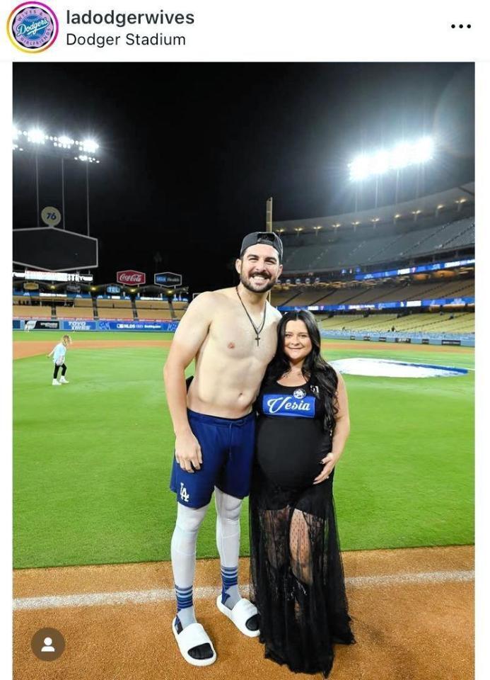 ベシア夫婦。ドジャース奥さま会のインスタグラム＠ｌａｄｏｄｇｅｒｗｉｖｅｓ（１０月１１日付）より