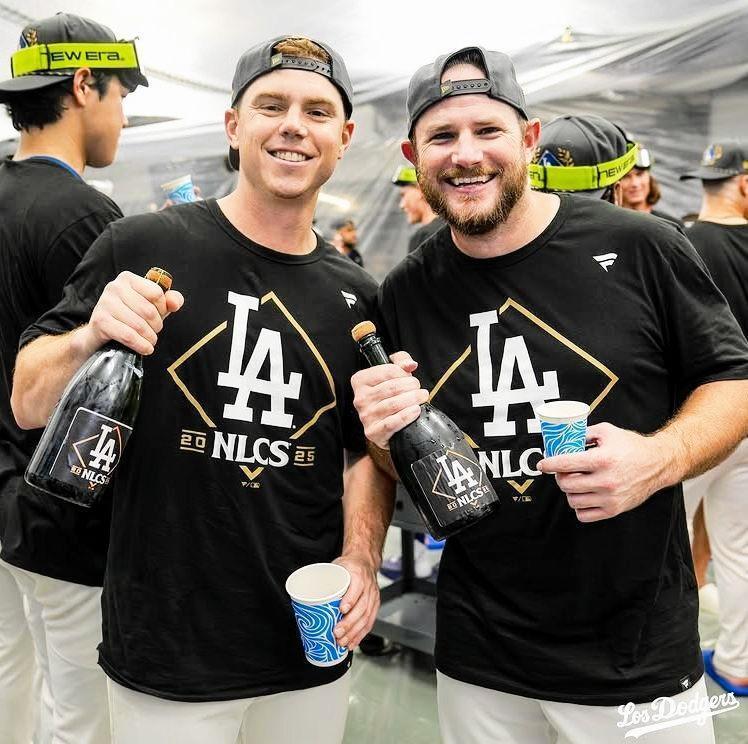 　祝勝会で。スミス（左）とマンシー、左後方は大谷翔平（ロサンゼルス・ドジャース提供）