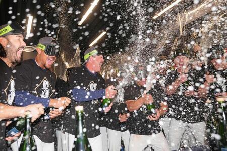 マリナーズ 24年ぶりリーグ優勝決定S イチロー&大魔神在籍01年以来 延長十五回4番ポランコがサヨナラ打