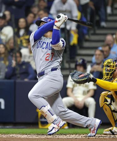 　ブルワーズ戦の２回、同点ソロを放つ鈴木（共同）