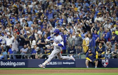 　ブルワーズ戦の２回、同点ソロを放ち塁を回る鈴木（共同）