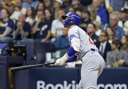 　ブルワーズ戦の２回、同点ソロを放つ鈴木（共同）