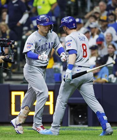 　ブルワーズ戦の２回、同点ソロを放ちハップ（右）に迎えられる鈴木（共同）