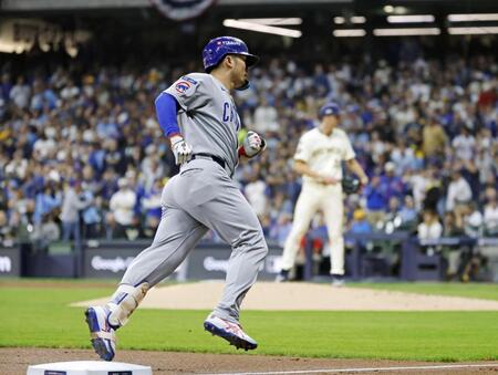 　ブルワーズ戦の２回、同点ソロを放ち塁を回る鈴木。右は投手ミジオロウスキー（共同）