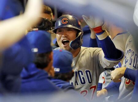 　ブルワーズ戦の２回、同点ソロを放ちベンチで迎えられる鈴木（共同）