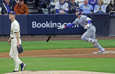 　ブルワーズ戦の２回、同点ソロを放つ鈴木。投手ミジオロウスキー（共同）