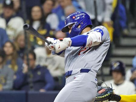 　ブルワーズ戦の２回、同点ソロを放つ鈴木（共同）