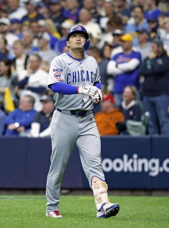 　ブルワーズ戦の６回、左飛に倒れた鈴木（共同）