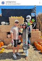 　記念撮影するエドマン一家。ドジャーワイブスのインスタグラム（ｌａｄｏｄｇｅｒｗｉｖｅｓ）より 