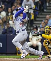 　ブルワーズ戦の２回、同点ソロを放つ鈴木（共同）