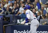 　ブルワーズ戦の２回、同点ソロを放つ鈴木（共同）