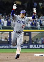 　ブルワーズ戦の２回、同点ソロを放ち塁を回る鈴木（共同）