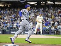 　ブルワーズ戦の２回、同点ソロを放ち塁を回る鈴木。右は投手ミジオロウスキー（共同）