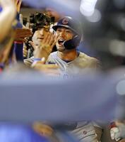 　ブルワーズ戦の２回、同点ソロを放ちベンチで迎えられる鈴木（共同）