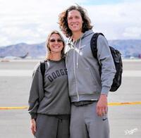 　チャーター機に乗り込むグラスノーと婚約者のメーガンさん（ロサンゼルス・ドジャース提供）