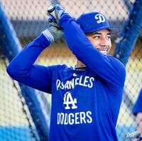 　笑みを浮かべて打撃練習を行うベッツ（ロサンゼルス・ドジャース提供）