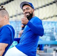 　笑顔でサムアップポーズを見せるテオスカー・ヘルナンデス（ロサンゼルス・ドジャース提供）