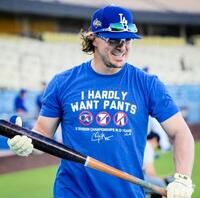　カーショーの特製Ｔシャツを着て練習するキケ・ヘルナンデス（ロサンゼルス・ドジャース提供）