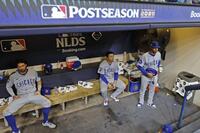 　ブルワーズに敗れて地区シリーズで敗退、ベンチでグラウンドを見つめる鈴木（中央）＝共同