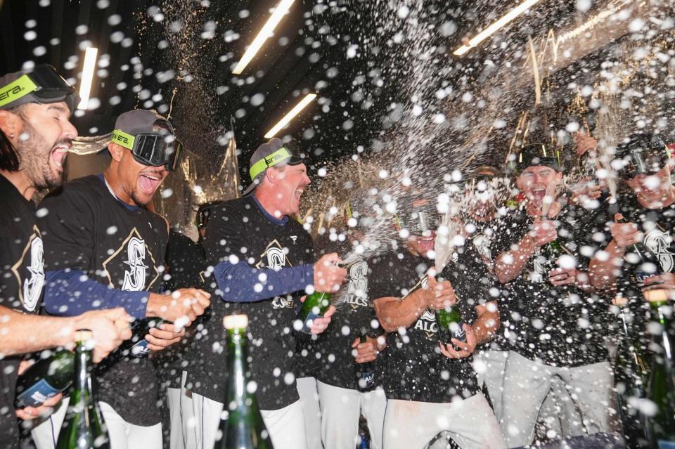 　リーグ優勝決定シリーズ進出を決め、シャンパンファイトで喜ぶマリナーズの選手ら（ＡＰ＝共同）