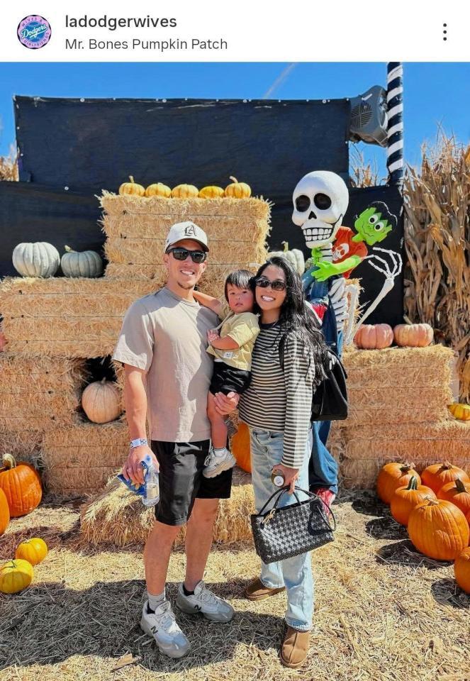 　記念撮影するエドマン一家。ドジャーワイブスのインスタグラム（ｌａｄｏｄｇｅｒｗｉｖｅｓ）より 